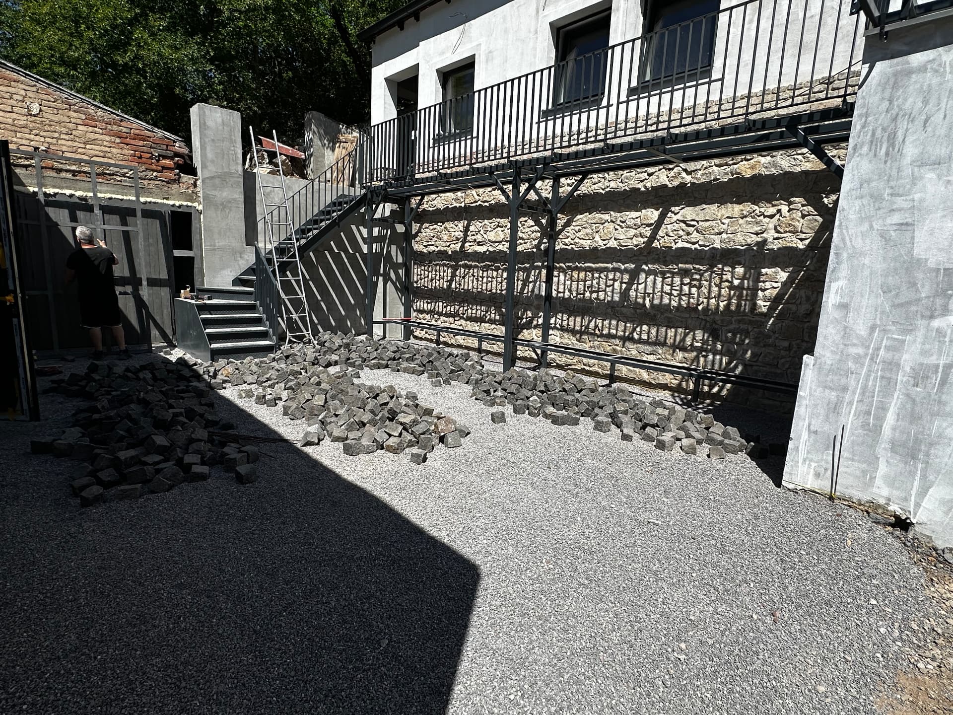 Dokončovací práce na dlažbě a úpravě prostoru