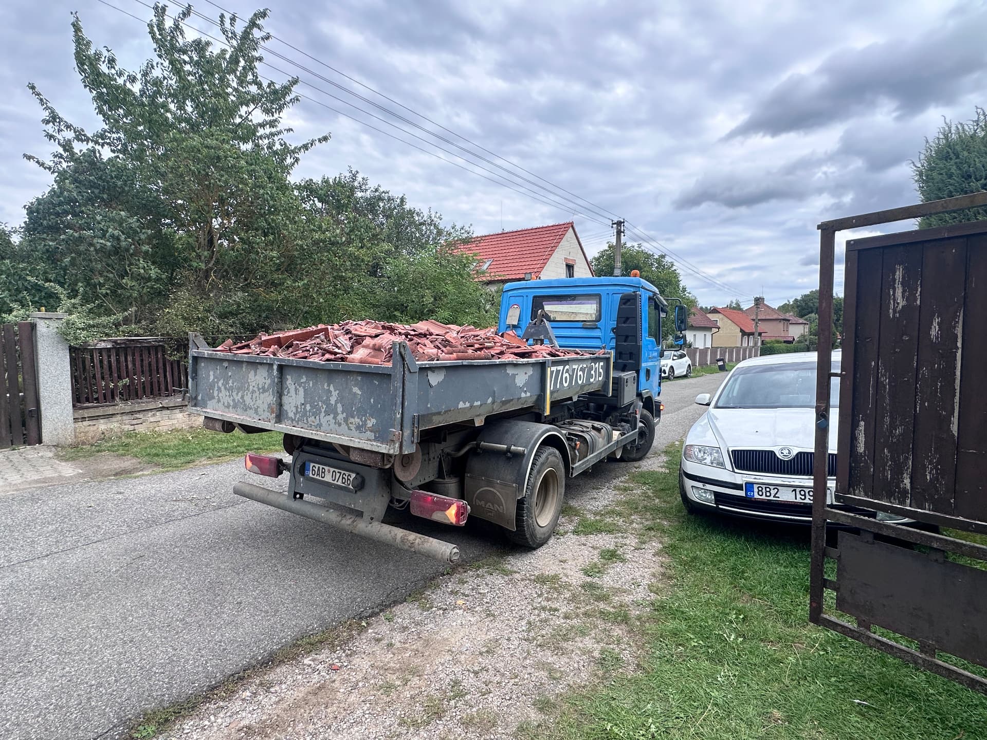Odvoz stavebního materiálu kontejnerovým vozem